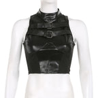 Top corto in similpelle con bottoni patchwork senza maniche e fibbia