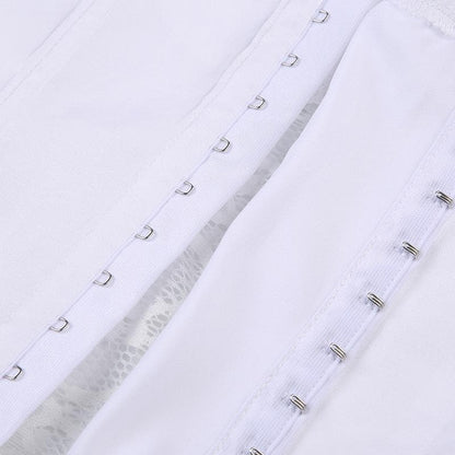 Top a tubino senza schienale con applicazioni di fiori in pizzo e bottoni patchwork
