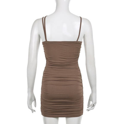 Gerafftes, unregelmäßiges, rückenfreies Minikleid mit massiver Metallkette