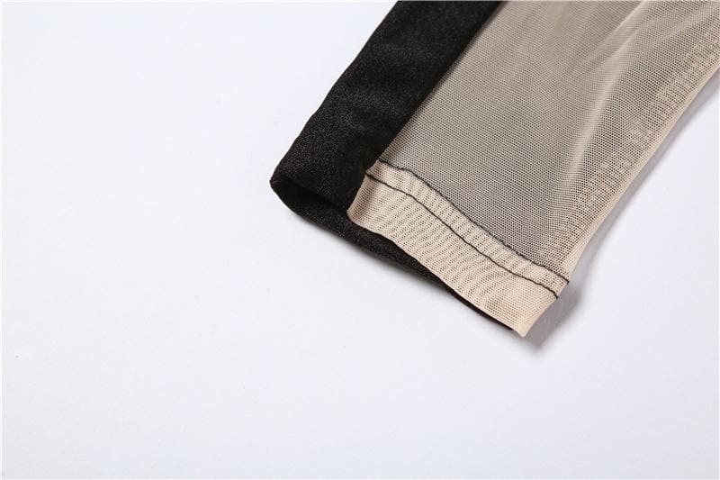 Rückenfreier Jumpsuit mit Neckholder und Netz-Patchwork und Kontrasthandschuhen