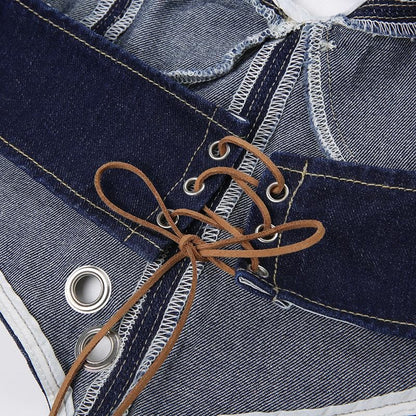 Top corto in denim con scollo a V, fibbia a contrasto con cuciture, lacci e schiena scoperta 