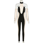 Rückenfreier Jumpsuit mit Neckholder und Netz-Patchwork und Kontrasthandschuhen