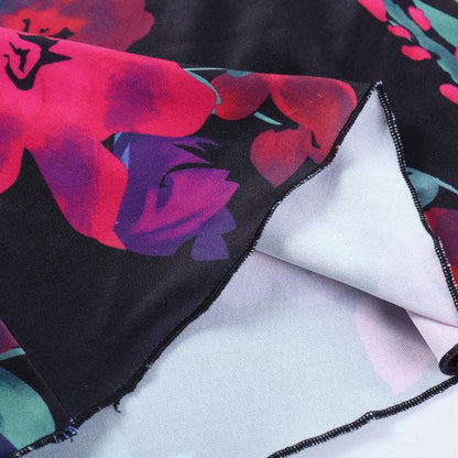 Rückenfreies Camisole-Minikleid mit Rüschen und Blumenmuster in Kontrastfarbe und V-Ausschnitt