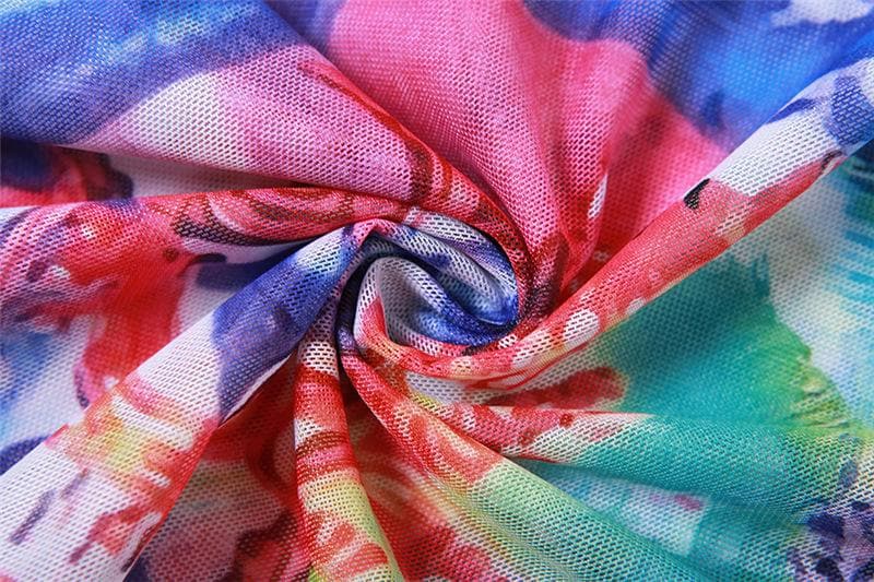 Completo pantaloni a maniche corte con spacchi in rete trasparente e stampa astratta a contrasto