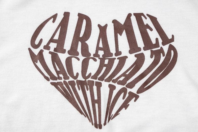 Top corto con scollo a giro e volant con stampa di lettere a contrasto 