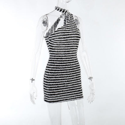 Flauschiges, rückenfreies Neckholder-Minikleid mit Kontraststreifen und unregelmäßigen Bändern
