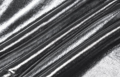 Top corto con scollo a cappuccio e maniche a cappuccio metalliche arricciate