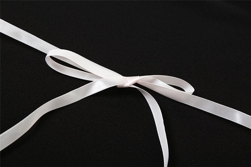 Miniabito tubino con laccetti e spacchi in pizzo sulla schiena 
