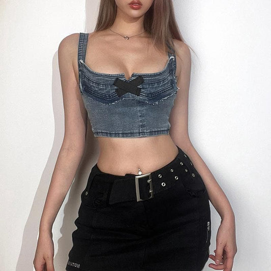 Top corto in denim senza maniche con lacci e orlo grezzo a contrasto 