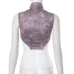 Top corto senza maniche a contrasto con collo alto e tie-dye