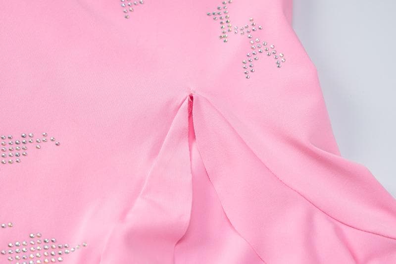 Miniabito con scollo a cappuccio, schiena nuda, canotta irregolare, spacco con volant di perline 
