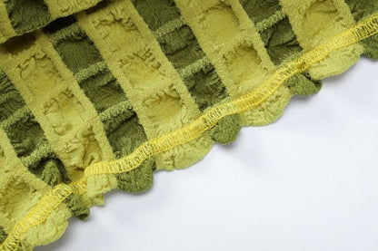 Rückenfreies Maxikleid mit hohem Halsausschnitt und Waffel-Neckholder in Kontrastfarbe