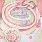 Top a maniche corte con scollo rotondo e patchwork a contrasto astratto 