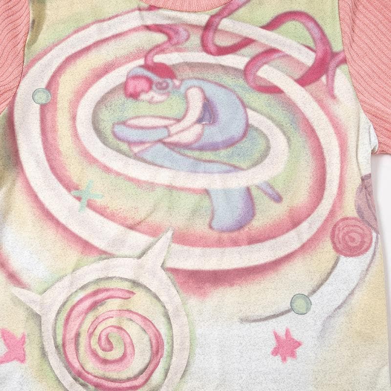 Top a maniche corte con scollo rotondo e patchwork a contrasto astratto 