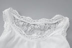 Top corto in pizzo senza maniche con scollo a U e patchwork in tinta unita 