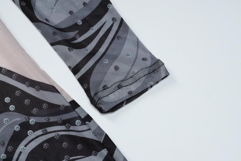 Transparentes Maxikleid aus transparentem Netzstoff mit langen Ärmeln, Schlitz und gewelltem Kontrast 