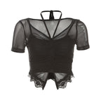 Top corto in 2 pezzi con scollo all'americana, maniche corte in rete e orlo in pizzo. 