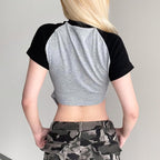 Top corto a maniche corte con applicazione irregolare a patchwork a contrasto con "A" a coste 