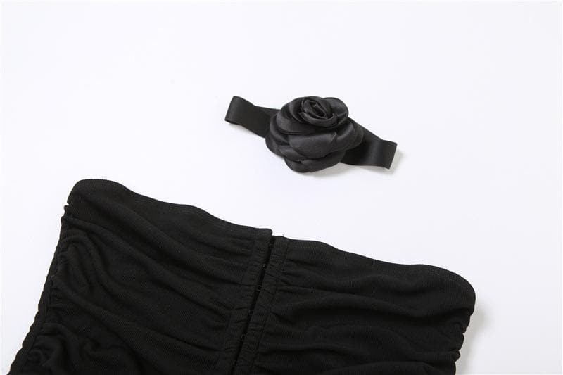 Top corto a tubino con scollo all'americana, schiena scoperta, arricciato e applicazioni floreali con bottoni