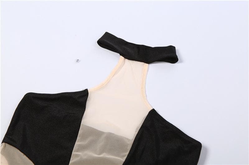 Rückenfreier Jumpsuit mit Neckholder und Netz-Patchwork und Kontrasthandschuhen