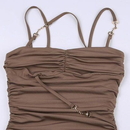 Gerafftes, unregelmäßiges, rückenfreies Minikleid mit massiver Metallkette