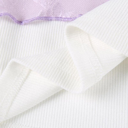 Top corto con volant e maniche a cappuccio in patchwork di pizzo a contrasto