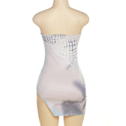 Tief ausgeschnittenes, unregelmäßiges Mini-Tube-Kleid mit Schlitz und Kontrastdruck
