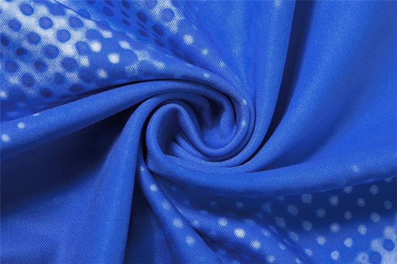 Mini abito senza maniche con scollo rotondo e contrasto di fantasia sul corpo 