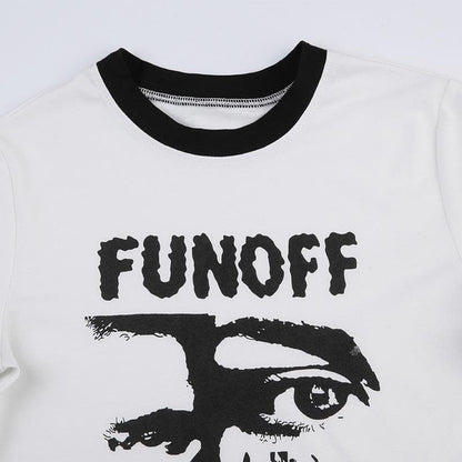 Top corto a maniche corte con scollo rotondo a contrasto e motivo "FUNOFF"
