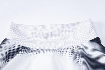 Kurzärmliges, hochgeschlossenes Minikleid mit kontrastierendem Bodyprint 