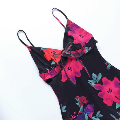 Rückenfreies Camisole-Minikleid mit Rüschen und Blumenmuster in Kontrastfarbe und V-Ausschnitt