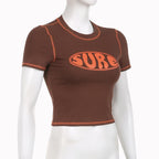 Top corto con scollo a giro e maniche corte a contrasto con motivo "sure" 
