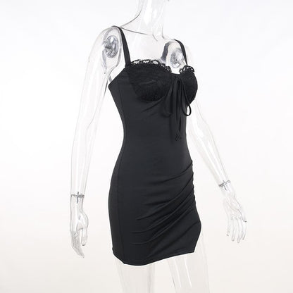 Gerafftes, einfarbiges, ärmelloses, rückenfreies Minikleid aus Spitze mit Schlitz zum Selbstbinden