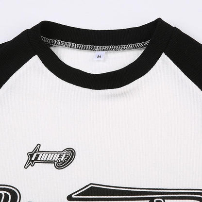 Top girocollo a maniche corte con motivo a lettere patchwork a contrasto 