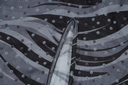 Transparentes Maxikleid aus transparentem Netzstoff mit langen Ärmeln, Schlitz und gewelltem Kontrast 