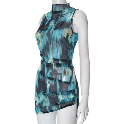 Ärmelloses Minikleid aus Chiffon mit hohem Kragen, Batikmuster und gerafftem Kontrast