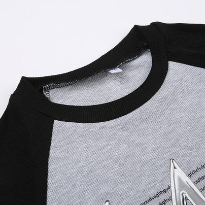 Top corto a maniche corte con motivo a stelle patchwork a coste e contrasto 