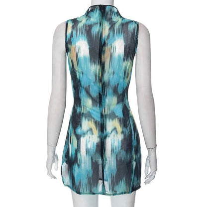 Ärmelloses Minikleid aus Chiffon mit hohem Kragen, Batikmuster und gerafftem Kontrast