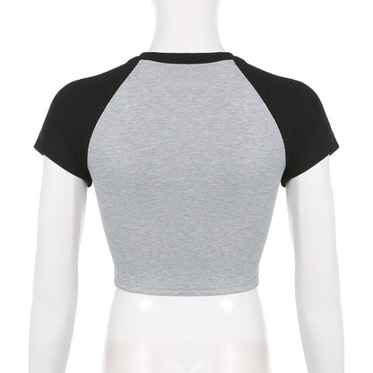 Top corto a maniche corte con motivo a stelle patchwork a coste e contrasto 