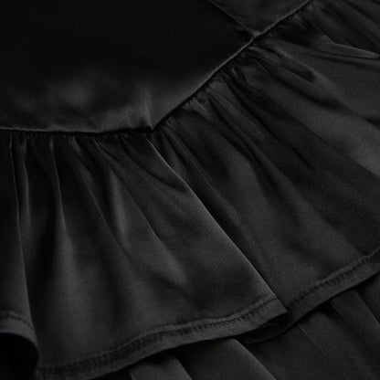 Rückenfreies, gerüschtes Camisole-Minikleid aus Satin mit V-Ausschnitt und Reißverschluss