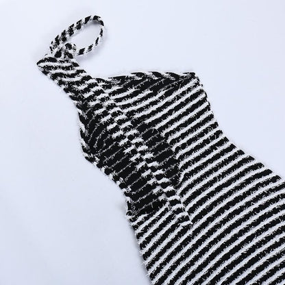 Flauschiges, rückenfreies Neckholder-Minikleid mit Kontraststreifen und unregelmäßigen Bändern