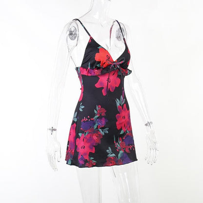 Rückenfreies Camisole-Minikleid mit Rüschen und Blumenmuster in Kontrastfarbe und V-Ausschnitt