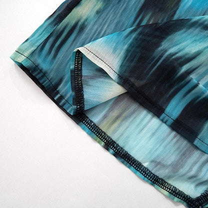 Ärmelloses Minikleid aus Chiffon mit hohem Kragen, Batikmuster und gerafftem Kontrast