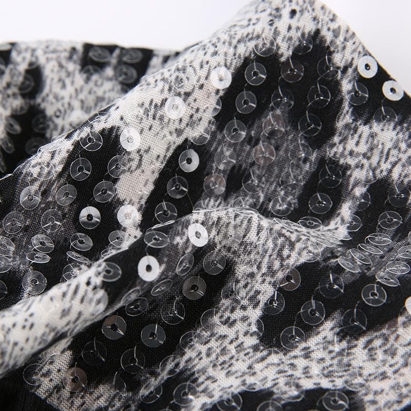 Rückenfreies Crop-Top mit Leopardenmuster und Glitzer-Neckholder und Knöpfen in Kontrastfarbe 