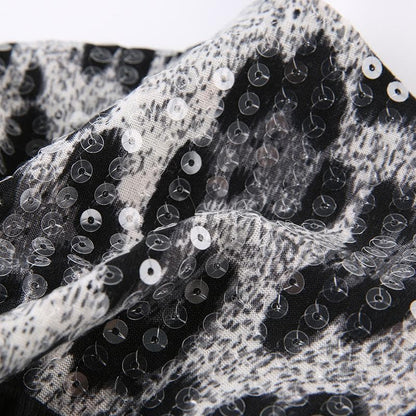 Rückenfreies Crop-Top mit Leopardenmuster und Glitzer-Neckholder und Knöpfen in Kontrastfarbe 