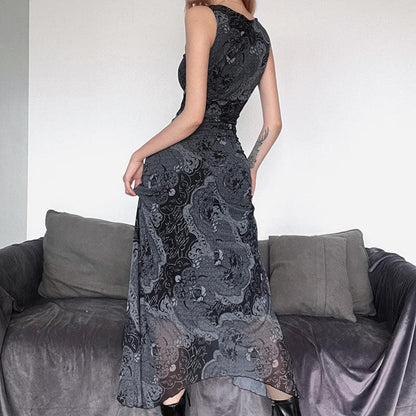 Ärmelloses Maxikleid mit geschlitztem Wasserfallausschnitt und kontrastierenden Rüschen aus Netzstoff 