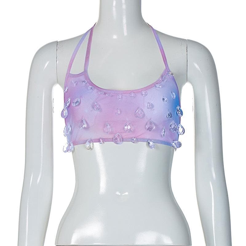 Rückenfreies Neckholder-Crop-Top zum Selbstbinden mit transparentem Netzstoff und Batikmuster und Steinanhänger 