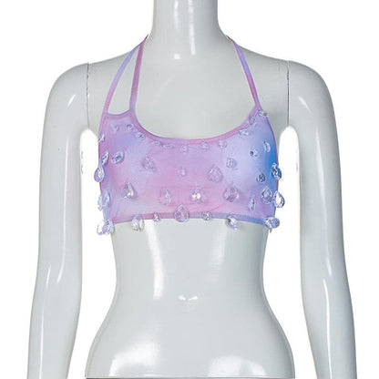 Rückenfreies Neckholder-Crop-Top zum Selbstbinden mit transparentem Netzstoff und Batikmuster und Steinanhänger 