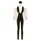 Rückenfreier Jumpsuit mit Neckholder und Netz-Patchwork und Kontrasthandschuhen