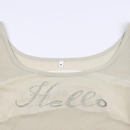 Top corto con scollo a U testurizzato e maniche svasate con motivo "Hello"